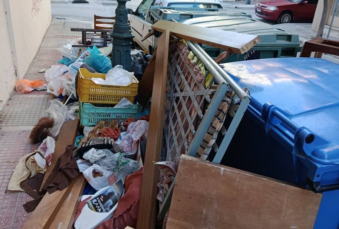 Λουτράκι: Μπάζα ανακαίνισης σε πεζοδρόμιο – Αιχμές Αθανάσιου Μουζάκη